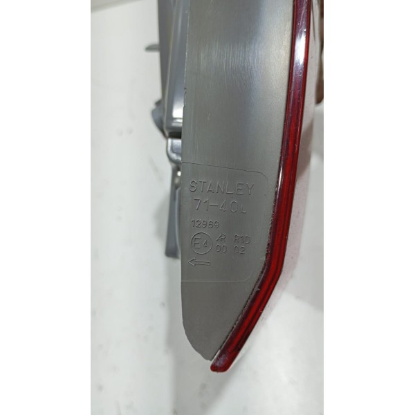 Lanterna Tampa Traseira L.e Toyota Hilux Sw4 06 A 15